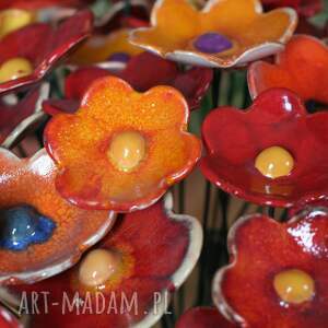 ceramiczne kwiatki na druciku o średnicy 5 - 6 cm, dekoracje kwiatowe, kwiaty