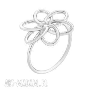 srebrny pierścionek z kwiatkiem