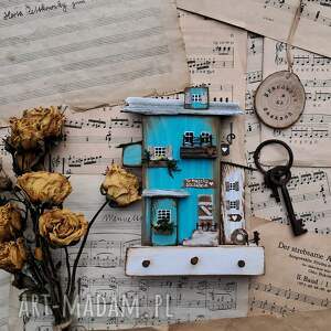 wieszak turkusowy domek na klucze, z drewna, pomysł prezent