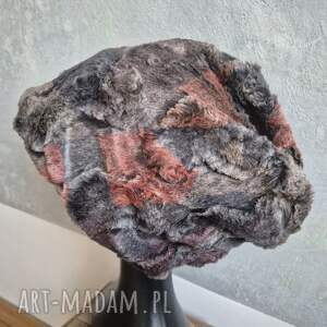 ciepla futrzana odcienie szarosci bardzo miła na podszewce,czapka dla artystki