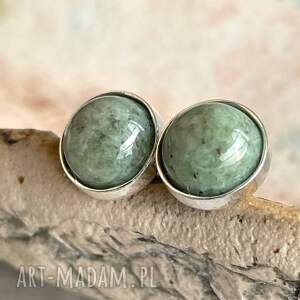 drobne sztyfty z jaspisem w wiosennym odcieniu d183, zielone kolczyki