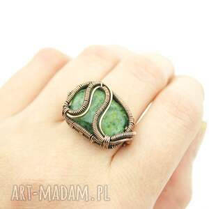 regulowany pierścionek z dużym zielonym agatem wire wrapping niej