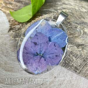 Owalny wisiorek z suszonymi z2084, z niebieskimi kwiatami