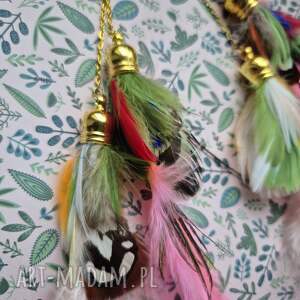 kolczyki lekkie kwiaty bardzo stylowe dlugie pióra zwracają uwagę