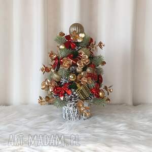 pomysł na świąteczne prezenty Choinka z szyszek z kokardkami