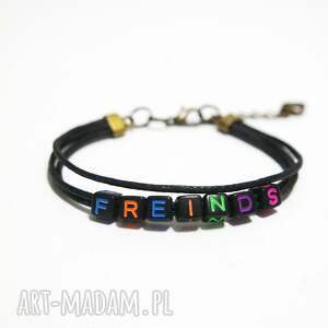 Bransoletka Friends z literówką - sznureczki i koraliki