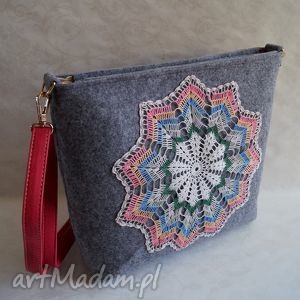 handmade torebki filcowa listonoszka - szydełkowy wzór
