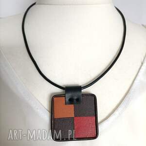 Prezent Brązowo czerwona zawieszka z naturalnej skóry na czarnym