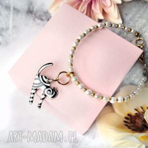 handmade bransoletka z perełkami z zawieszką kot