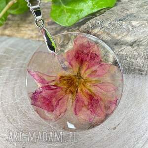 kobiecy wisiorek z kwiatem w żywicy z2026