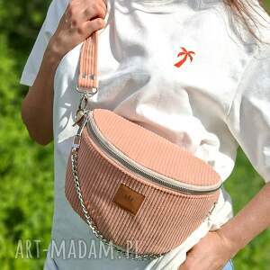 sztruksowa torebko nerka brzoskwiniowa z łańcuszkiem
