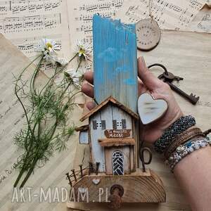 rustykalny wieszak z domkiem i serduszkiem no 1 na klucze prezent