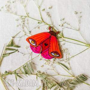 przypinka malinowa ćma patrzałka, motyl biżuteria z motylem, broszka motylem