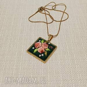 ręcznie haftowany wisior dla dominiki, boho biżuteria, stylowo, na filcu, dzień