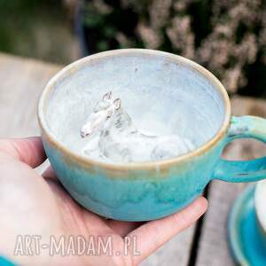 handmade ceramika filiżanka z koniem | siwek w kąpieli| filiżanka do kawy | kamionka