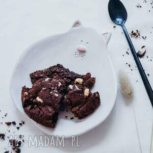 biały talerzyk deserowy kot - handmade rękodzieło na prezent dla kociary