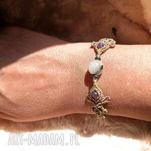 Prezent Lilie Złociste kryształ górski i ametyst w makramie