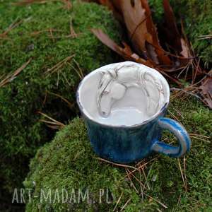 handmade ceramika ceramiczna filiżanka kubek z figurką konia niebieska