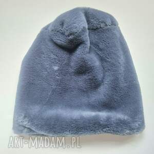 czapka futrzana niebieska ociepła na podszewce, prezentuje się niezwykle