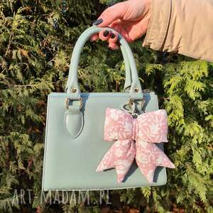 kokarda w kwiaty, brelok, styl romantyczny