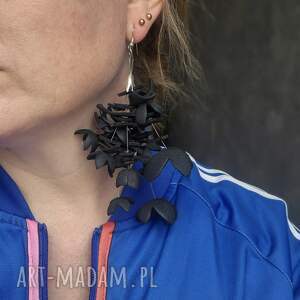 czarne leciutkie bardzo bujne kolczyki kwiaty wykonane w pojedynczym