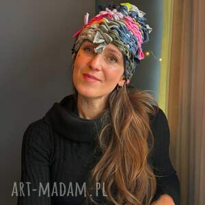 piękna, kolorowa, oryginalna czapka. idealna na mroźną zimę, ciepła