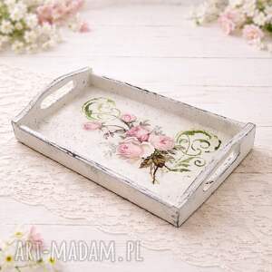 mała, drewniana taca z różowymi różami stylu romantycznym