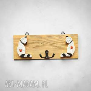 Drewniany wieszak na klucze z ceramicznymi kotkami