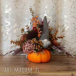 ozdoba jesienna na dyni dekoracja ze skrzatem i grzybem, dekoracje
