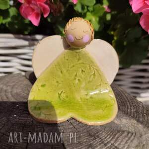 Ceramiczny aniołek z serduszkami - prezent handmade