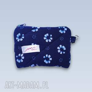 Pikowany granatowy portfelik w kwiaty - etui na karty