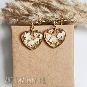 Prezent Kolczyki z żywicy serduszka z białą gipsówką