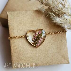 Prezent Bransoletka z żywicy serce z zatopionymi kwiatami wrzosa