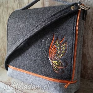 handmade torebki filcowa listonoszka z haftem - motylek