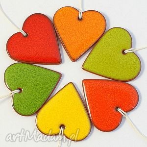 ceramika zestaw kolorowych zawieszek, serca, choinka, wesołe