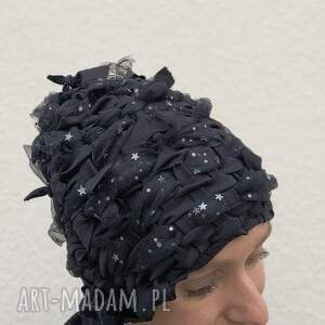 Piękna czapka zimowa w gwiazdki, sylwestrowa i świąteczna