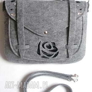 handmade na ramię kuferek z czarną różyczką