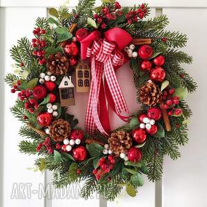 wianek świąteczny drewniane domki, wieniec czerwony drzwi