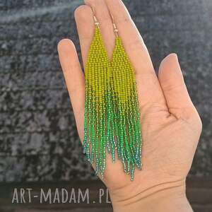 Prezent w odcieniach zieleni, wiszące kolczyki