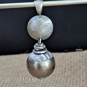 shell - wisiorek 03, srebro oksydowane z perła, arvena biżuteria