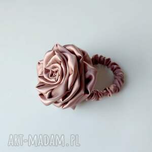 Pudrowo różowa, jedwabna róża na miniscrunchie