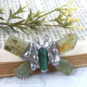 broszka delikatny seledynowy motyl kyanit zielony romantyczna amulet kamień
