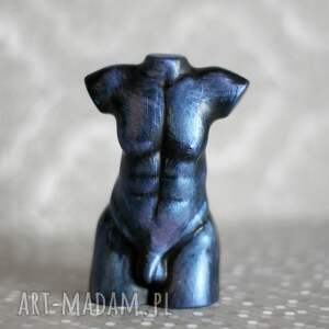 justyna jaszke mężczyzna niebieski i fioletowy metaliczny, rzeźba z gipsu, wys