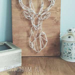 obraz geometryczny jeleń wykonany techniką string art na drewnie, dom