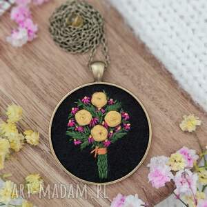 Naszyjnik bukiet żółtych róż z fuksjowymi kwiatkami i cytrynem na czarnym (haftowane róże, kwiatów, na)