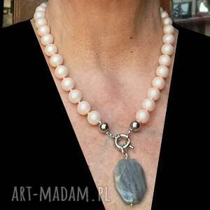 Prezent ELEGANCKO Naszyjnik z pięknych szklanych pereł z wisiorem