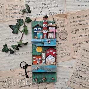 dekoracja wieszak z kolorowymi domkami, pomysł na prezent, ręcznie malowane