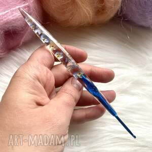 szydełko z żywicy epoksydowej suszonymi kwiatami, rękodzieło, włóczka prezent