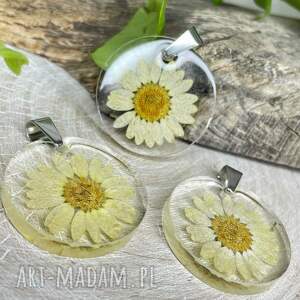 Okrągły z rumiankami w żywicy z2094, wisiorek - kwiatami