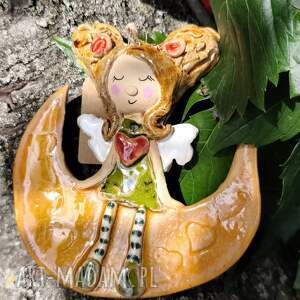 Ceramiczny aniołek na księżycu - prezent na chrzest i komunię